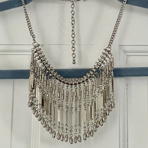 Beautiful NWOT Silver Metal Bib Statement Necklace - Picture 6 of 11